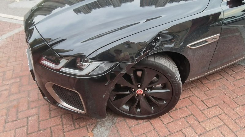 捷豹XFL 停车的时候一把没倒好，撞到了边上的车?前翼子板有凹陷和剐蹭。4s店和说换件或者修复都可以，说修复大