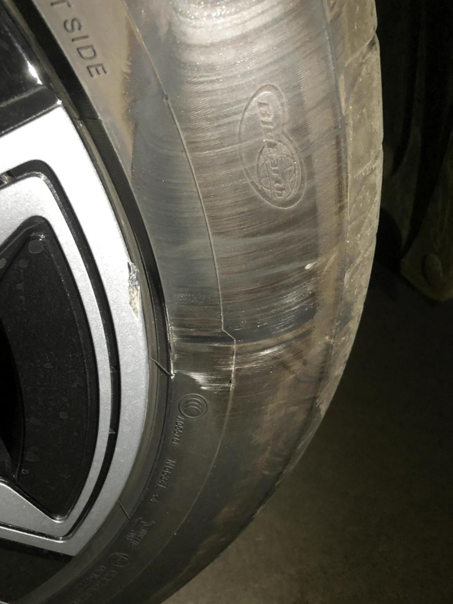 宝马iX3 轮胎擦住马路牙子了，帮看一下，会有漏气风险么？看大家都说这个车轮胎比较菜。