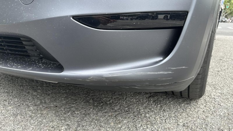 特斯拉Model Y 前保险杠被电瓶车刮蹭了一下，车友们看下修复大概要多少钱？ 今天在一个路口左转弯时被一辆突然窜出来