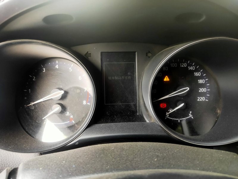 丰田C-HR 有车友碰到过这种情况吗。红灯一直闪。显示驻车制动不可用。刹车踩不下去。无法点火。