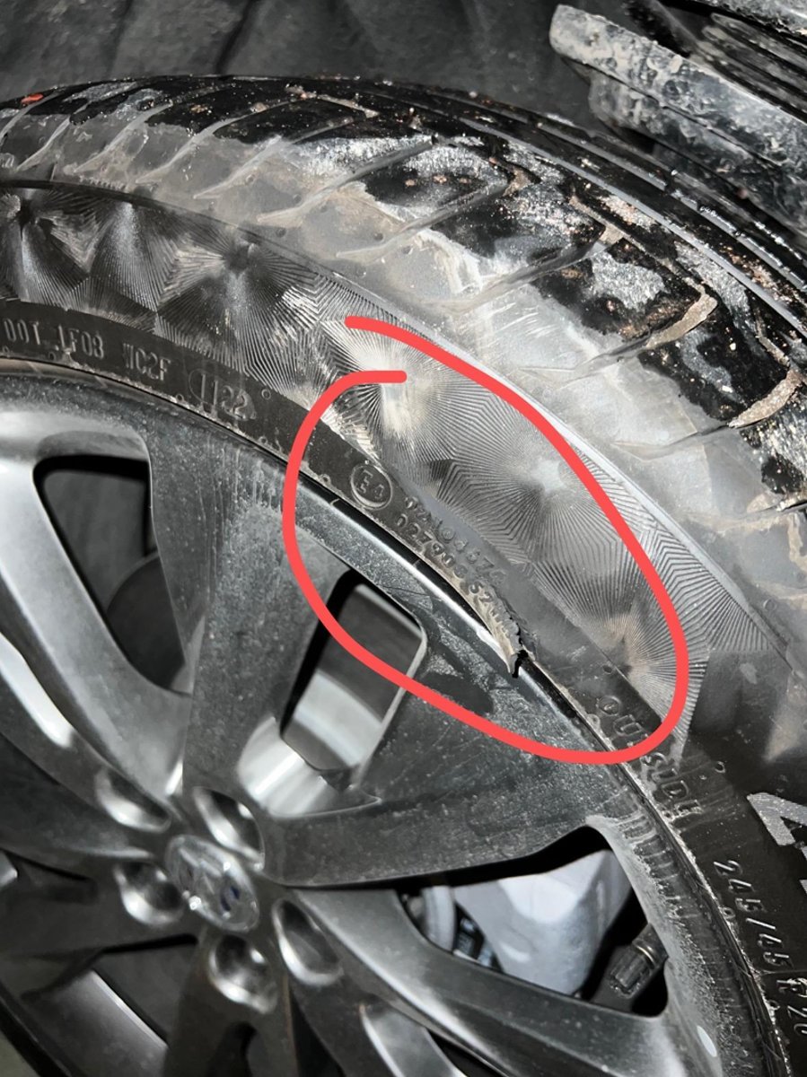 别克昂科威 轮胎在马路牙子上刮了一下，轮胎刮起了一层皮，轮毂也擦了一点。这种情况要不要换轮胎？