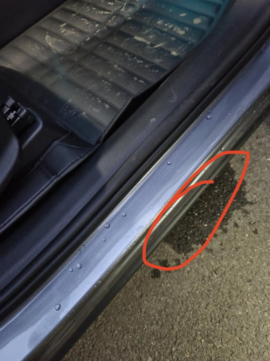 比亚迪宋Pro DM-i 拉开副驾车门，流了一摊水，但是车里是干燥的，有问题吗