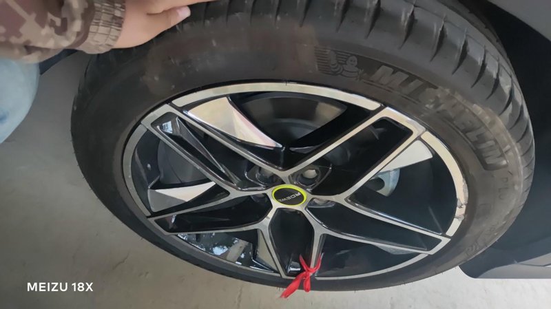 荣威RX5 轮胎剐蹭了，如下图，需不需要跟换