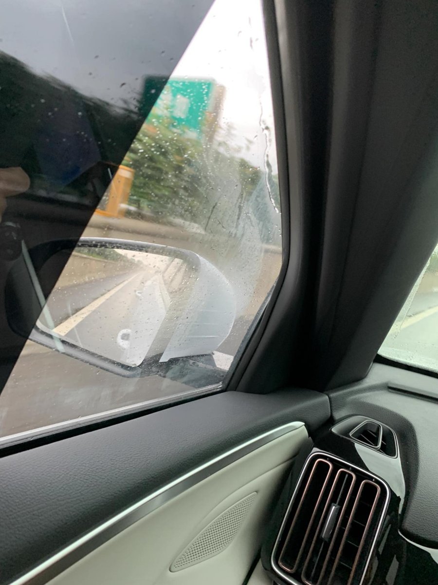 比亚迪宋Pro DM-i 比亚迪宋混动冠军版雨天行车开空调侧窗容易起雾怎么办？