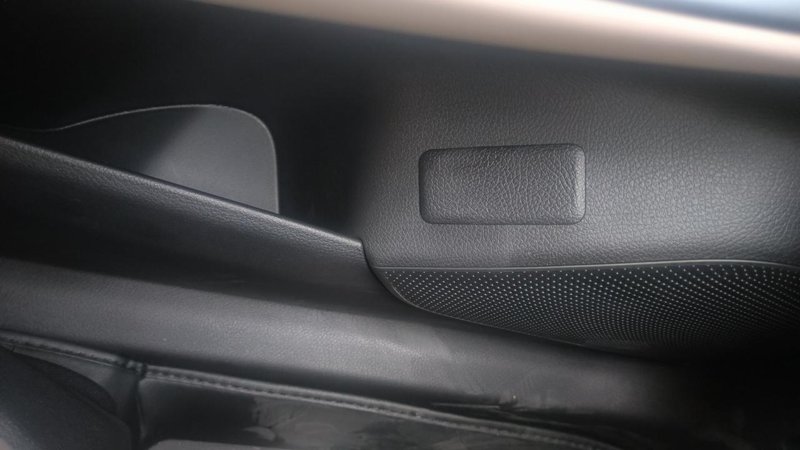 比亚迪宋Pro DM-i 71 领航车门内后备箱按键取消了吗
