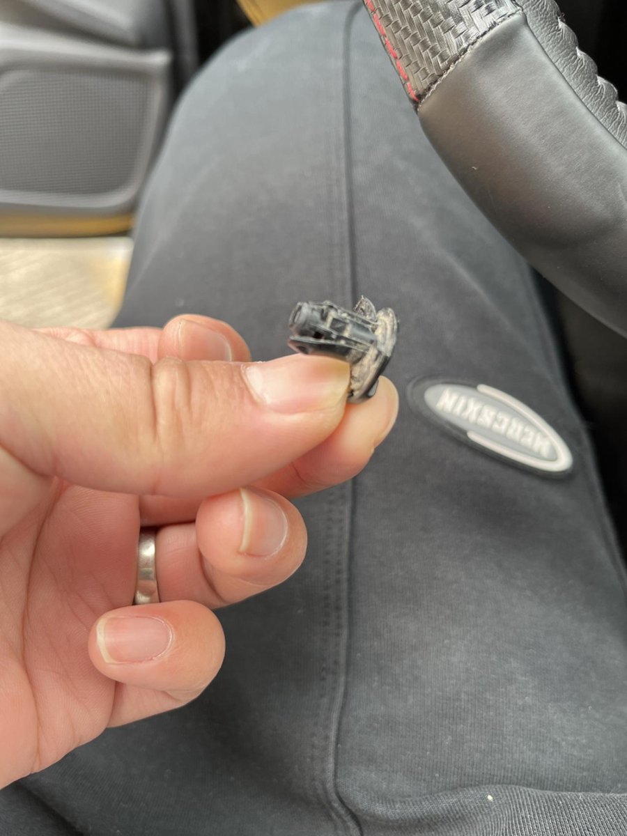 日产逍客 底盘前保险缸下估计被磕了 突然发现有一个塑料螺丝坏了
