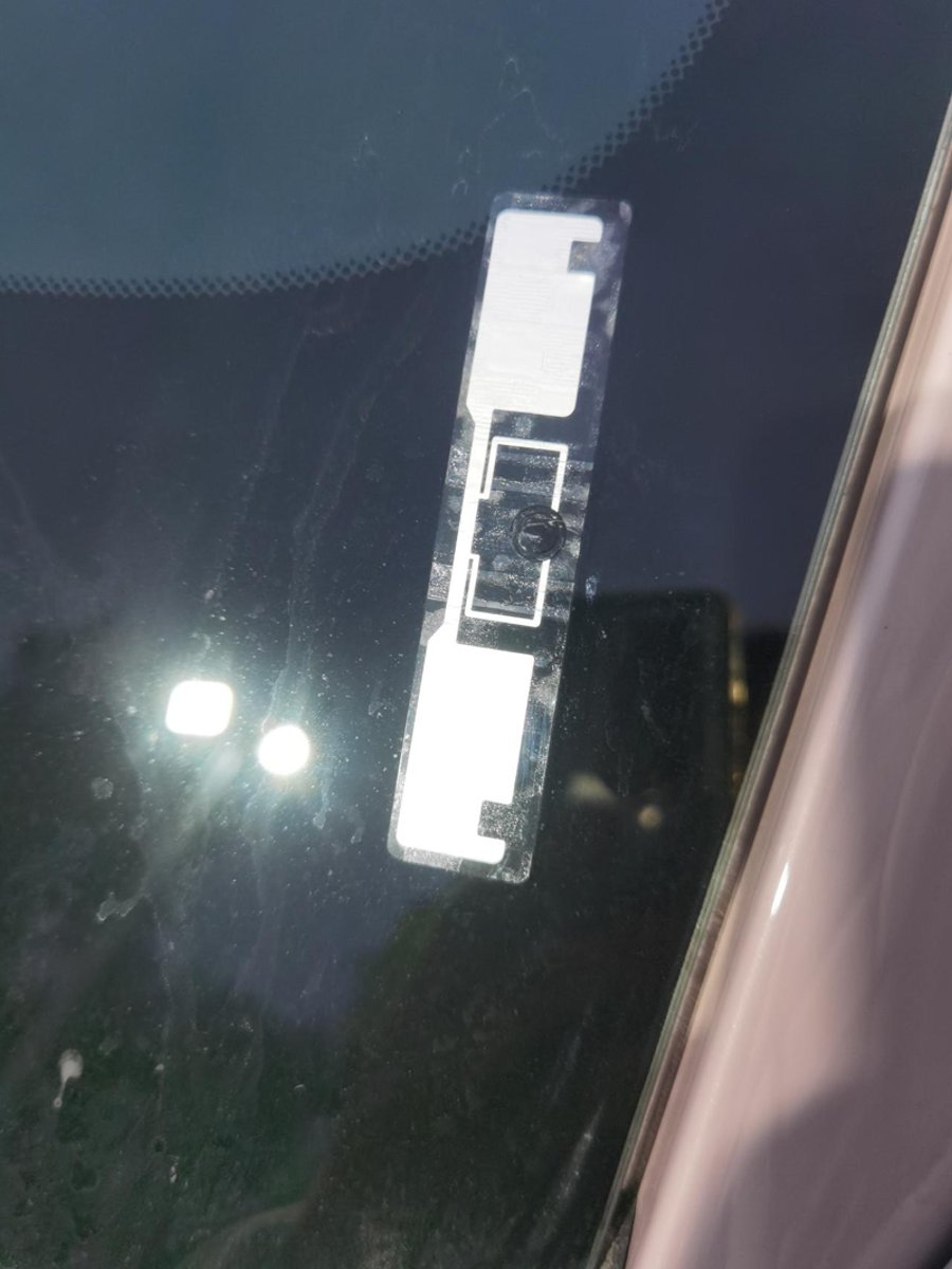 海鸥新车车窗车架号旁边贴了一个银色的条，这个是什么东西？[what][what]