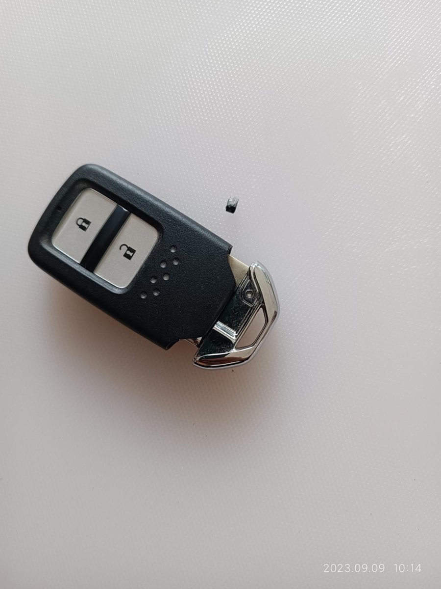 的缤智车钥匙里面有一个卡扣开关摔坏了，卡不住了。给个解决办法？急急