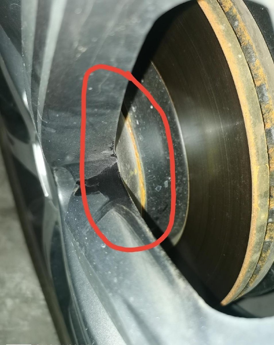 奥迪A6L 轮毂这个地方生锈正常吗？是质量问题吗？你们的车轮毂这个地方生锈了吗？