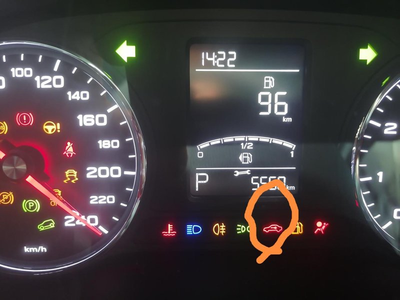 荣威RX5 各位师傅们问你们一个问题 凉车启动这个没有显示 开过以后启动着车屏幕上显示这个 连续闪四之五次 请问