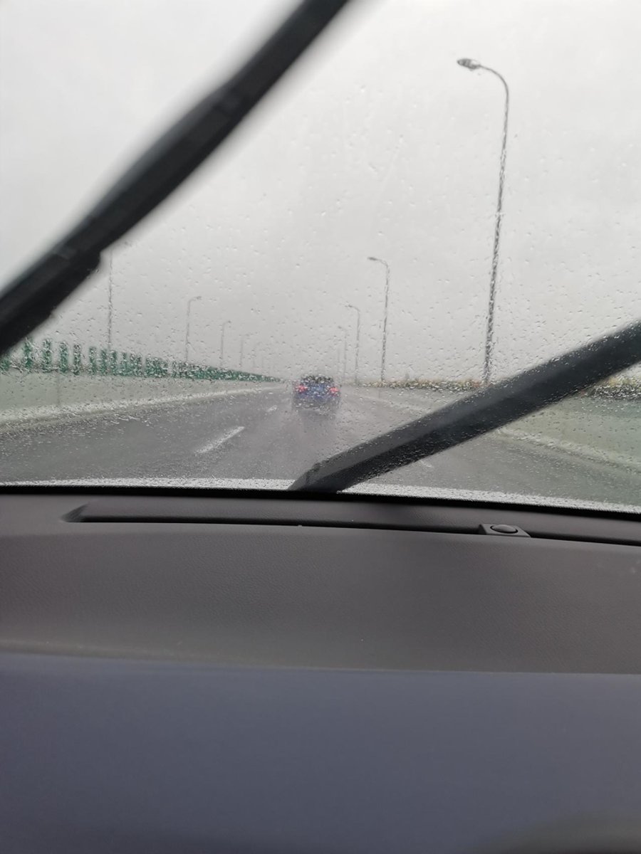 丰田C-HR 下雨天跑高架路，天窗翘起来透气，忘了关，有一段雨下的比较大，80多的速度，天窗会不会进水