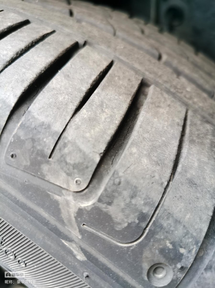 大众途岳 ！去年9月份提的车现在发现轮胎胎面有裂纹，类似下面图片这种的，有这种情况吗，正常吗
