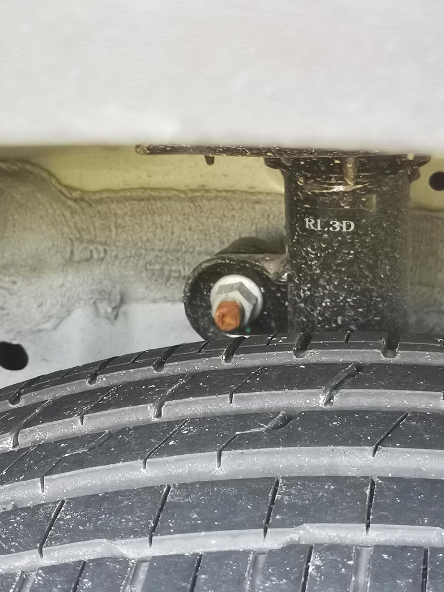 哈弗H6刚刚提车一个月，这前面轮胎减震螺丝生锈成这样是正常的吗？