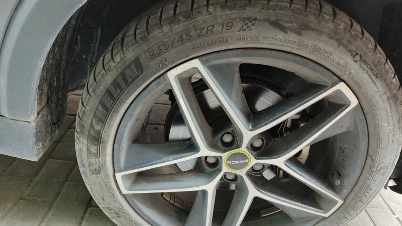 荣威RX5 后轮扎了个钉子去补胎，不知道啥时候轮胎内侧挂了个口子，这轮胎里边没有透，还能用吗，修车建议更换，轮胎