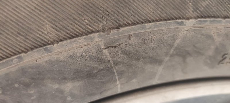 荣威RX5 荣耀19款2.0T两驱手动铂金版换个轮胎多少钱？图片两个前轮裂缝的碍事吗？跑高速和平常道路有事没有，很慌