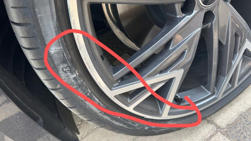 奥迪A7L 黑武士提车4个月，轮毂被刮了2次了，都是自己掌握不住刮到花台，想问一下这个情况在外面能修复吗？要多少钱？