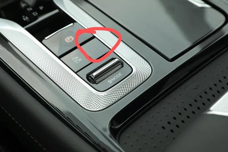 新款红旗H5顶配车内有两个按钮是空着的 想问下是选装什么才有的功能？ 这两个都是什么功能的按键