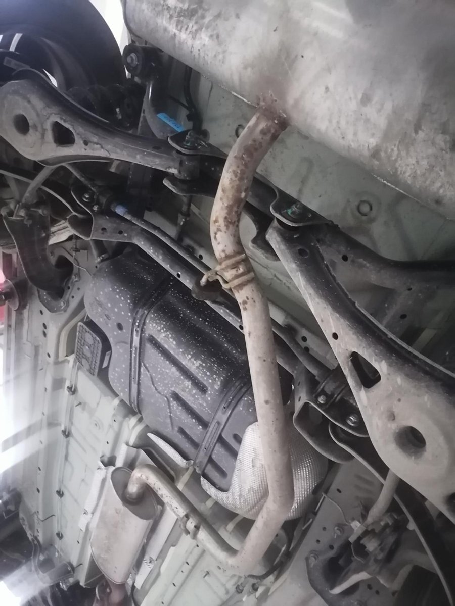 奇瑞瑞虎7 两个月的车，首保时排气管就生锈成这样了，这种是不是该找厂家？