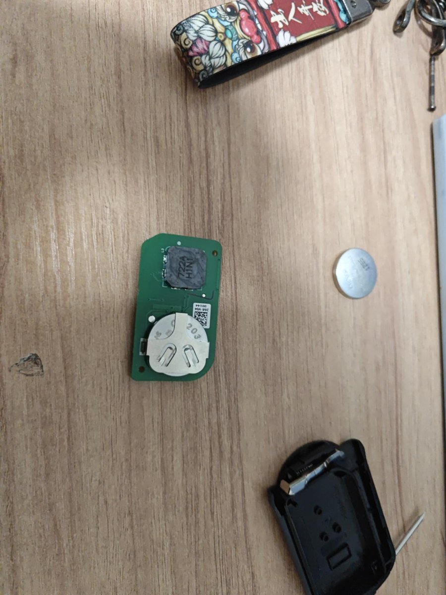 奇瑞艾瑞泽5 PLUS 为啥我钥匙换了电池以后，芯片上按可以锁车，扣好以后就不行了?