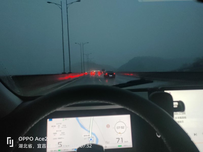 埃安AION S 车内屏幕的日间模式和夜间模式为啥不是根据灯光去自动切换的？冬天早上天亮的晚，天还没亮，屏幕一下大亮，晃