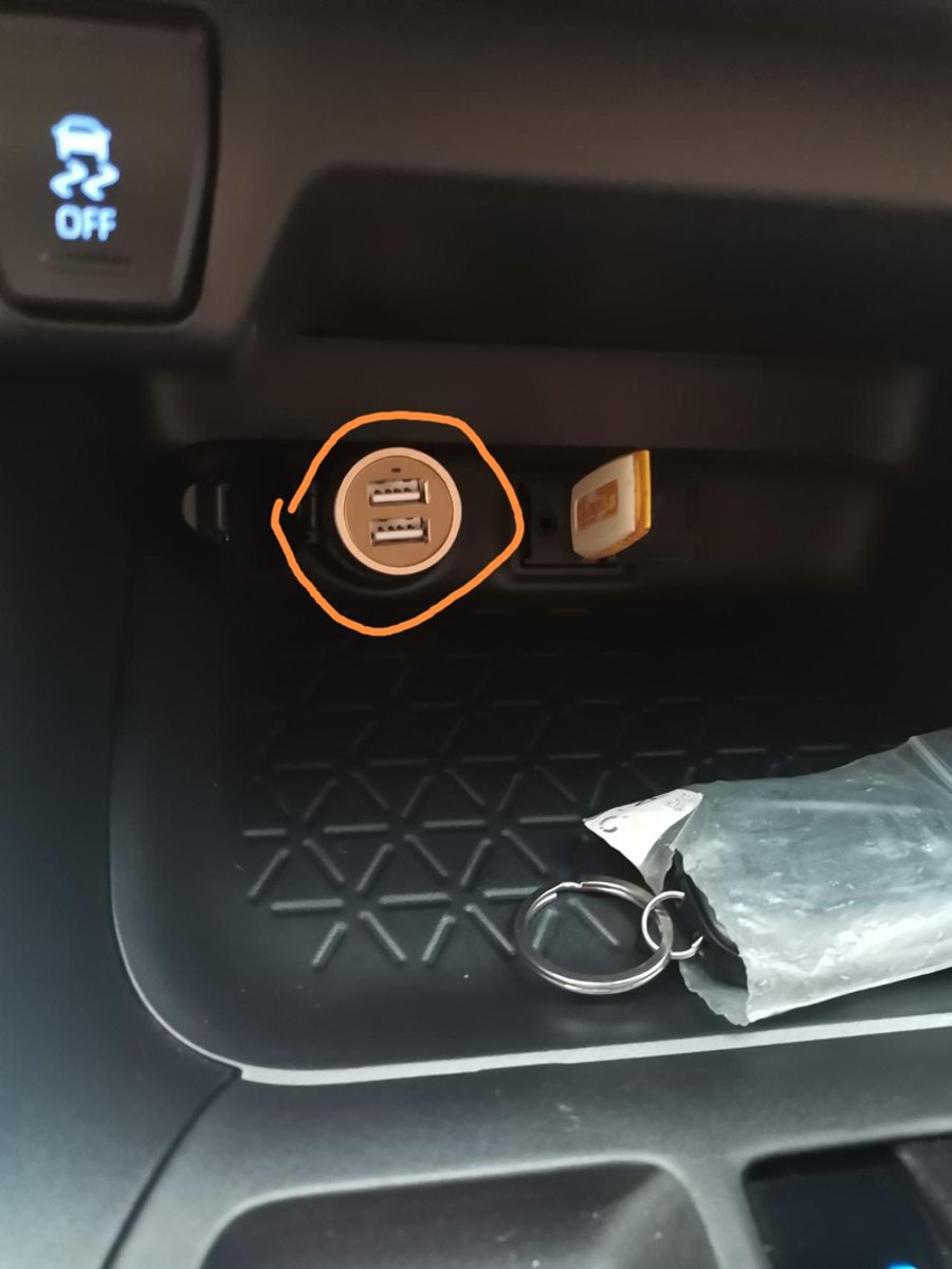 威兰达豪华版车内两个插点烟器的插口都没电，各位车友知道怎么操作设置才会有电呢？
