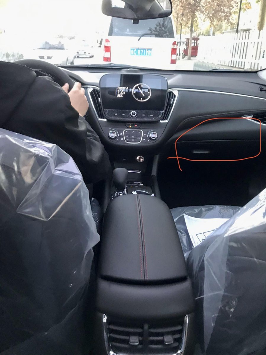 雪佛兰迈锐宝XL 照片是刚提车的时候拍的，其中红圈内手套箱的缝隙现在比刚买来的时候后要大，合上了又感觉没合上，这是啥原因