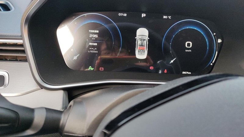 吉利星瑞 新瑞2.0t的每天开4+4公里左右来回，速度不快20，开车开了空调，开了5天左右就显示电量过低，连续两次出现，