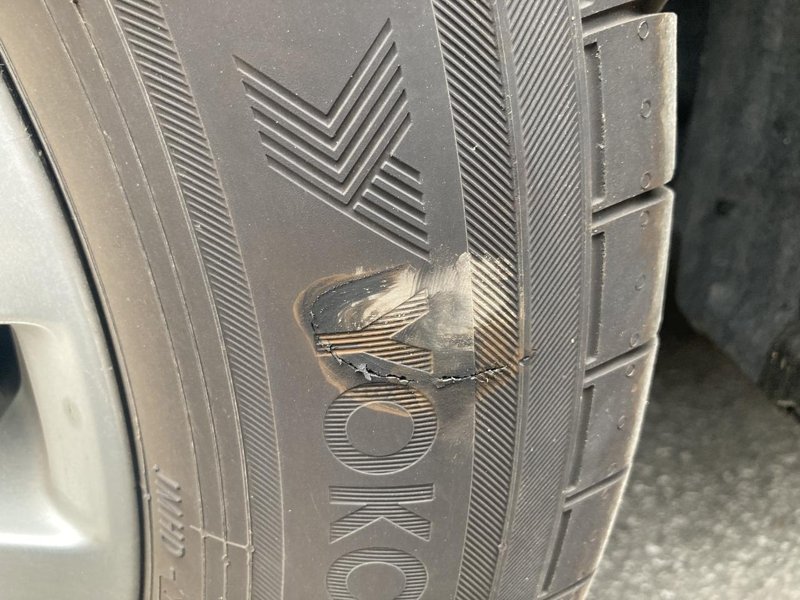 丰田威兰达 新车轮胎开裂，才2个月，怎么回事，还能保修吗