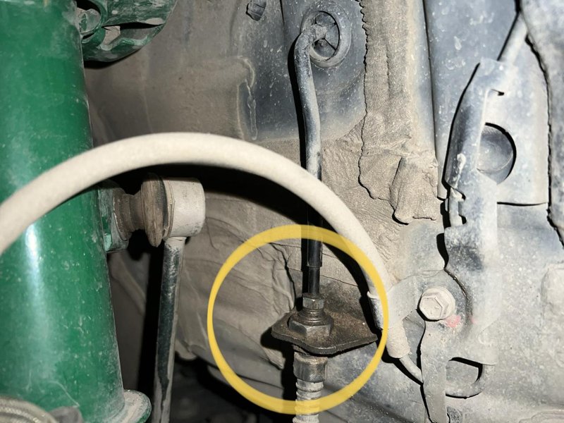 丰田威兰达 兄弟们，刹车管这个位置渗油是啥情况？换了钢喉的，老板说不关钢喉的事…