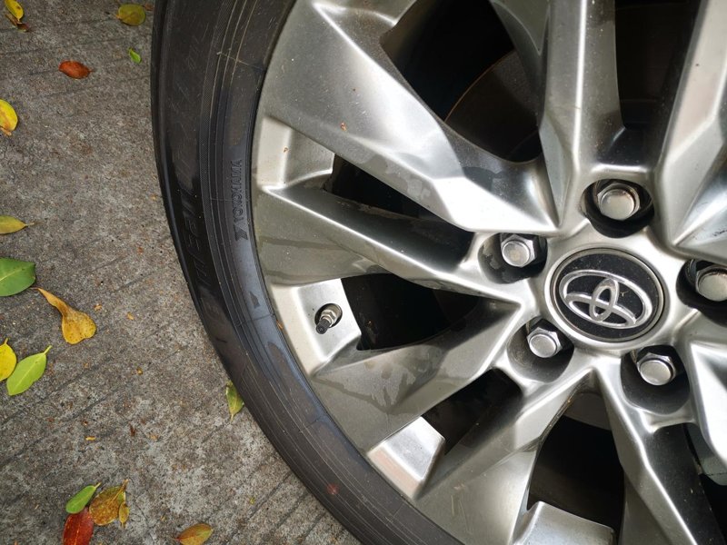 丰田威兰达 提车两个月，左前轮轮胎和轮毂上有油，这个正常吗？