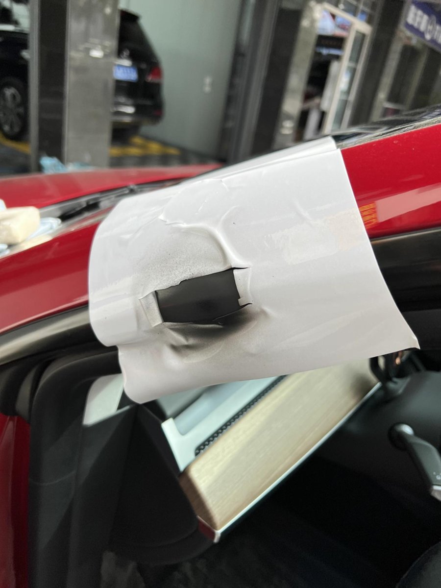 特斯拉Model Y 贴膜师傅锁车窗忘记降下来直接关门  车窗玻璃直接撞上去，边框被磕掉漆了。  请问内部件会损