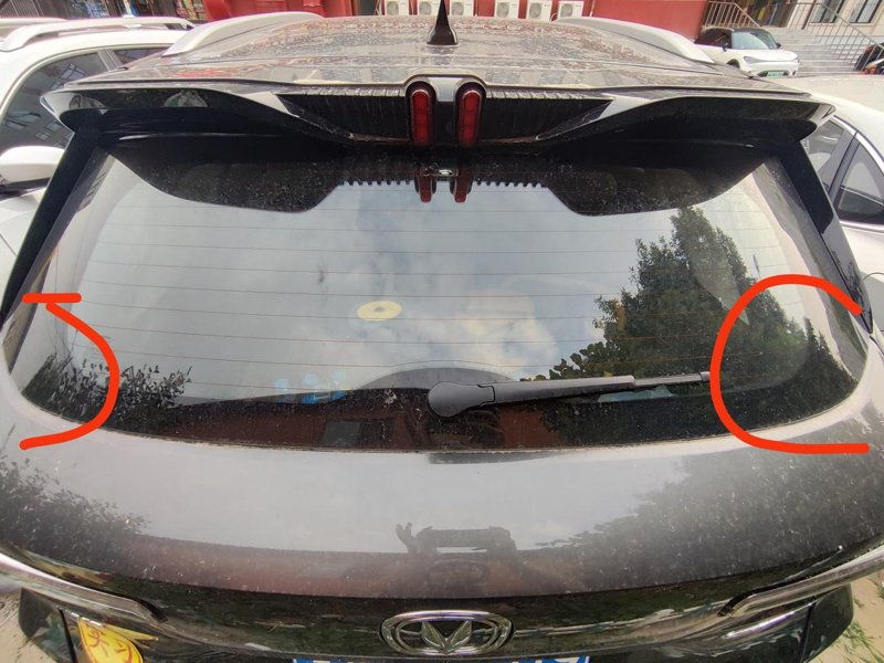 长安CS55 PLUS 汽车后挡风玻璃，圈起来的位置，左边缝隙特别大肉眼可见，右边基本没有缝隙，这正常吗？