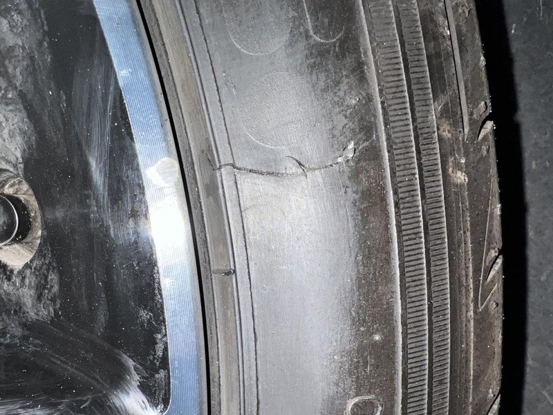 比亚迪汉DM-i 轮胎马路牙子上蹭破了，这个要换轮胎，还是可以修复？