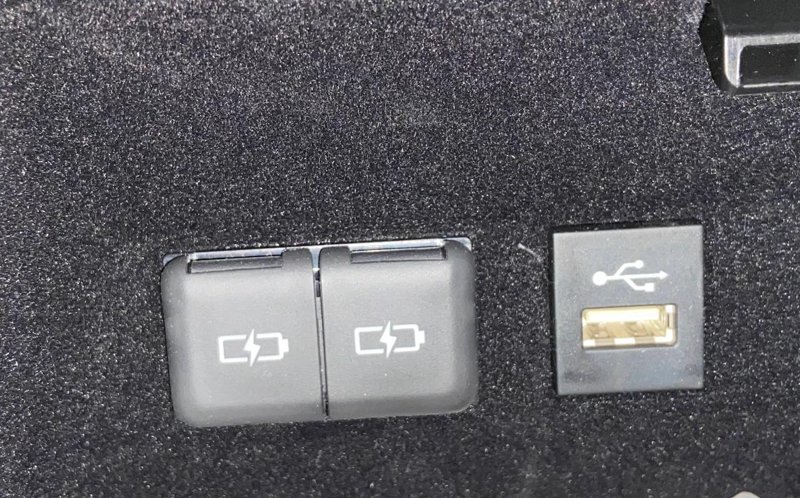 丰田亚洲龙 扶手箱里3个usb接口都只能充电吗