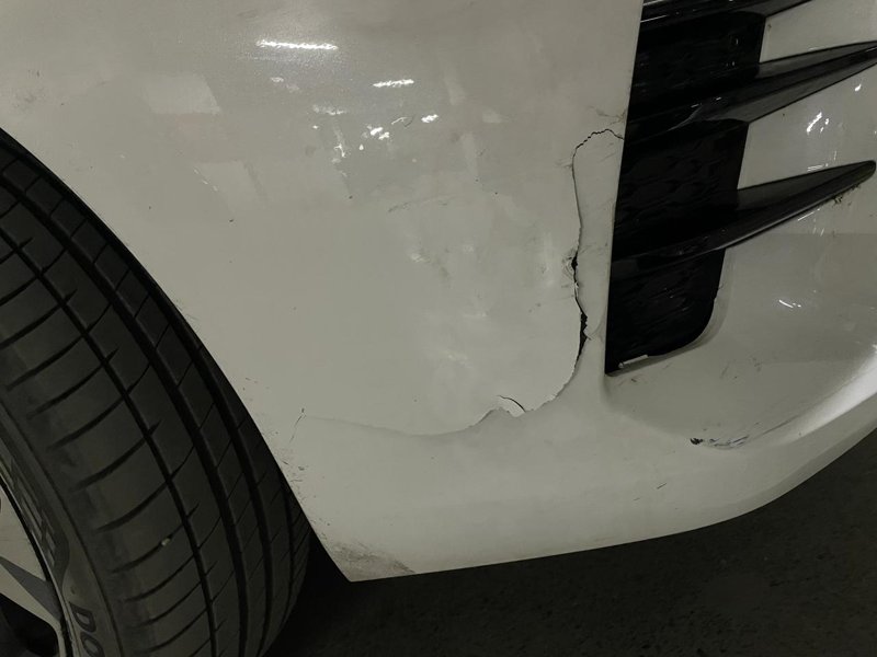 奇瑞艾瑞泽5 PLUS 车库转弯把别人蹭了，对方前保险杠下沿有一点点掉漆，的碎了，这种情况有必要修或者换吗