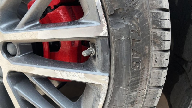 23款星瑞昆仑轮胎是什么 要换可以换一个吗 电动车加塞把轮胎刮烂了