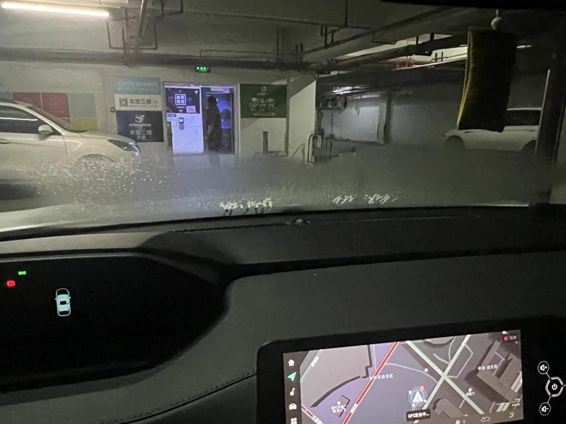 长安CS55 PLUS 今天从车库开出来，车窗外起雾严重，前挡风玻璃特别严重，雨刮器要疯狂刮，有什么解决办法嘛？