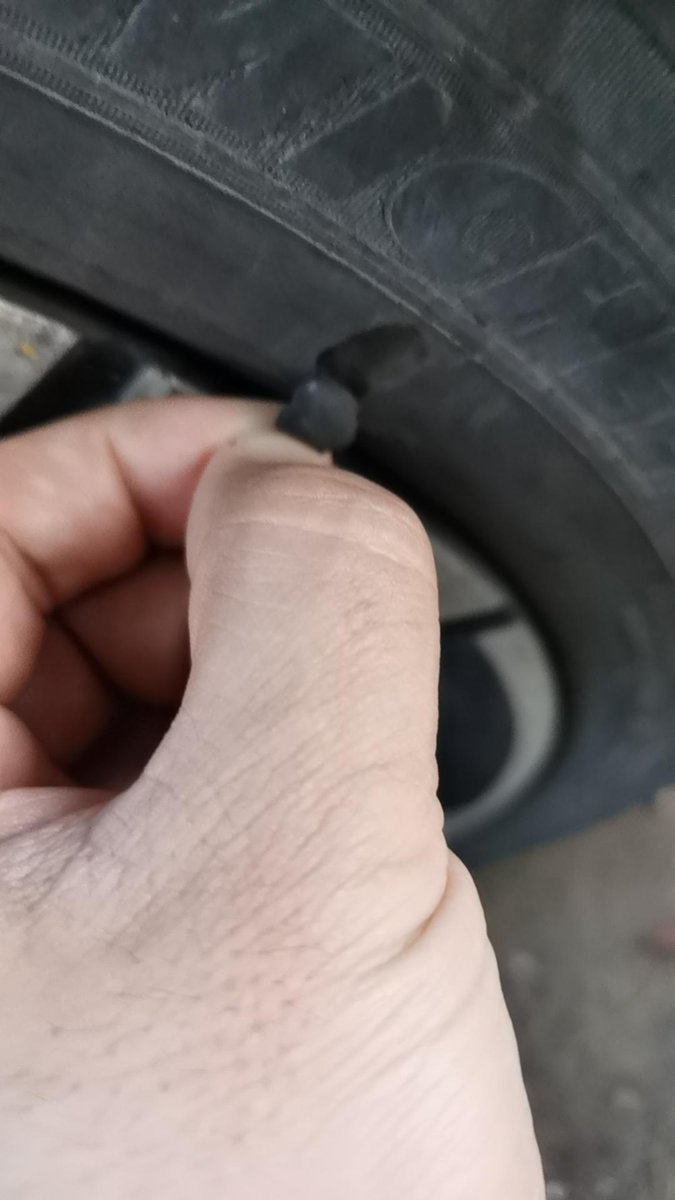 吉利星瑞 轮胎有个深口子，这个轮子胎压明显降低，这种情况需要换轮胎吗