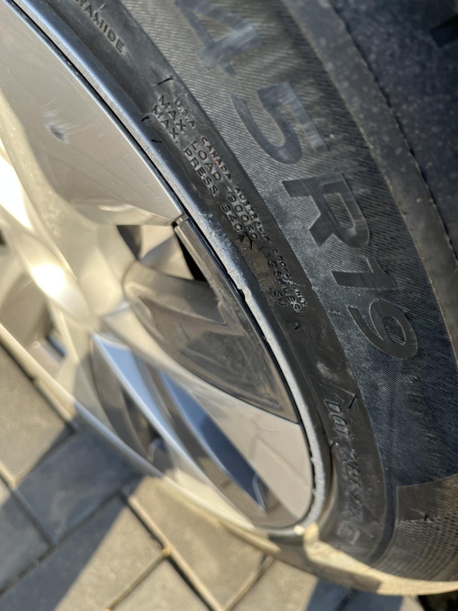 特斯拉Model Y 新手司机：轮胎被马路牙子磕掉一块，如何处理建议…