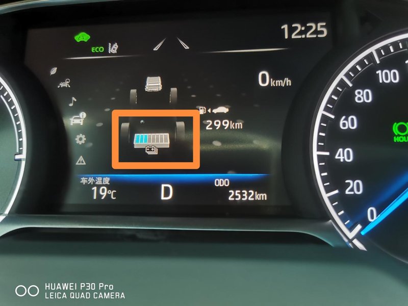 丰田凌放HARRIER 电池剩余电量的表示，是左边的蓝色，还是右边的棕色？[呲牙]
