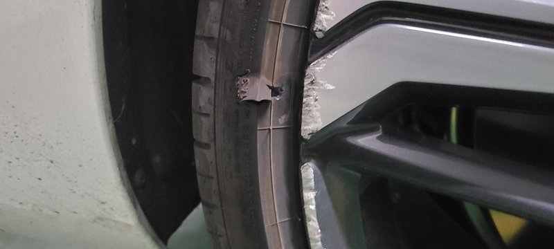 奥迪A4L 轮毂和轮胎刮伤。245 35 19 的胎，这种伤需要更换轮胎吗？轮毂复原大概多少钱呢？
