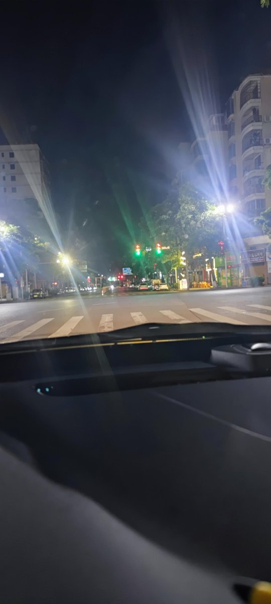 雪佛兰迈锐宝XL ，这种红黄绿三个红绿灯一起闪的红绿灯能过吗，拍照时左边两车道对向的红绿灯也是三个一起闪的，看到