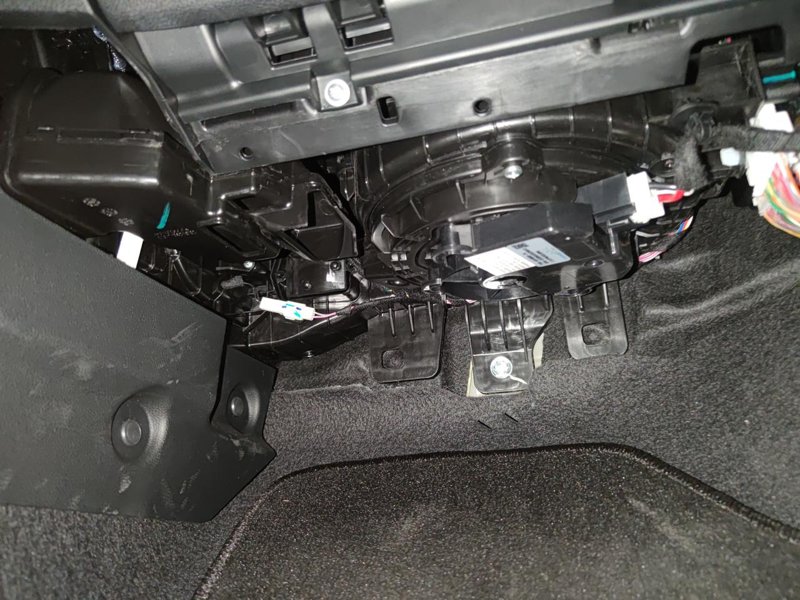 埃安AION S 的splus副驾脚下是这样的吗，手拉箱下面。没有任何遮挡
