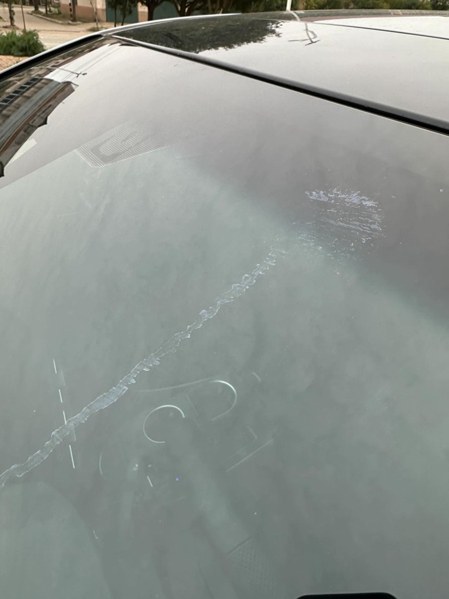丰田亚洲龙 不知道这是什么玩意儿滴到前挡风玻璃上面，洗也洗不掉，开车的时候看到很烦。有什么办法可以洗掉吗