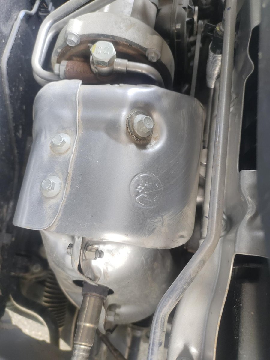 长安CS75 发动机后面的螺丝上冒油了，是漏油吗？这个叫什么名字啊？