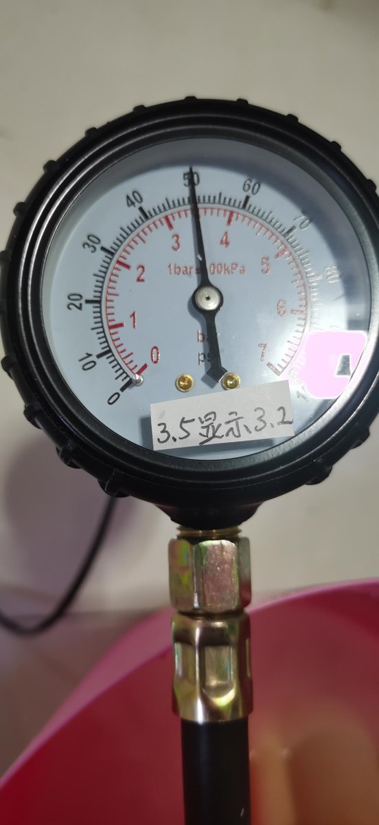 日产骐达TIIDA 有没有测过燃油压力的，骐达自吸，照片是原车油泵，因胶套破了已换下，新换的泵用这个表测量显示的是3.2