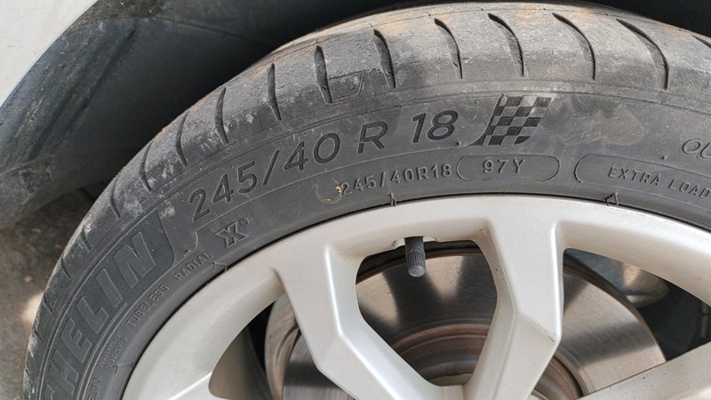 奥迪A4L 旁友门 19年车子目前开了4w公里 想换轮胎 不知道啥牌子好一点价格也不高的[捂脸]
