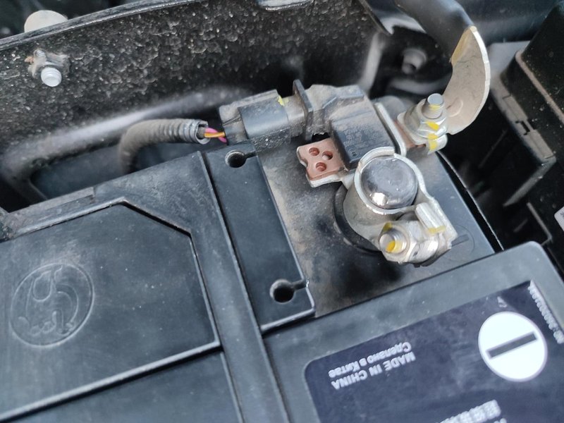 长安CS55 PLUS 为什么汽车电池极柱有缺口