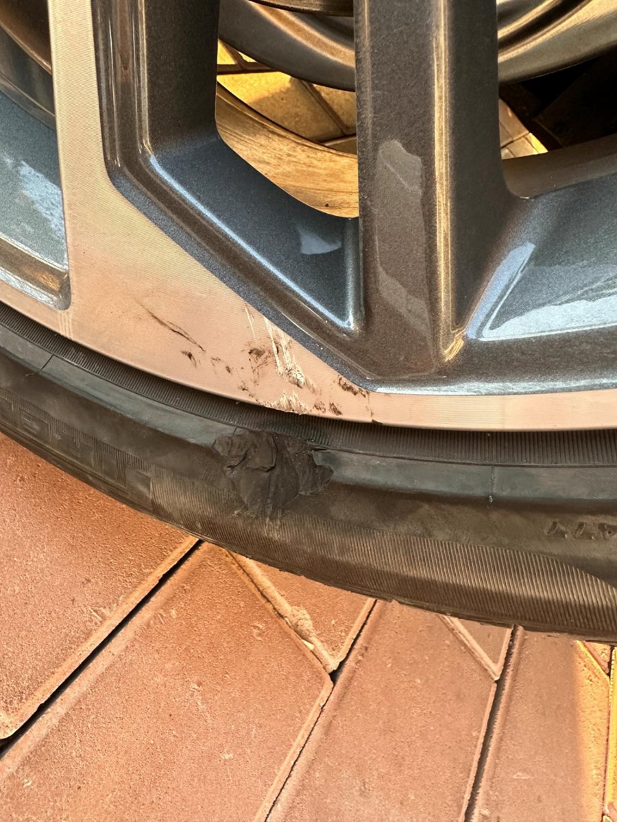 奥迪A4L 轮毂和轮胎刮伤。245/40 R18的胎，这种伤需要更换轮胎吗？轮胎复原/更换多少钱？