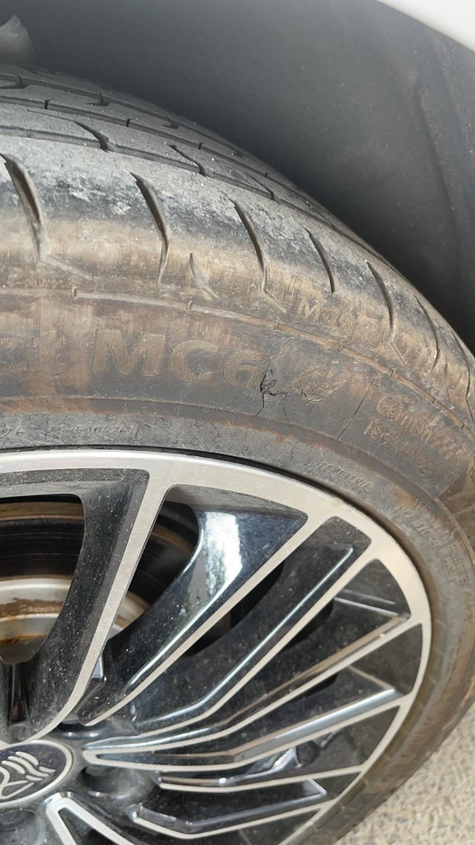 比亚迪汉DM-i 车胎破了个小洞，这样有必要换吗，